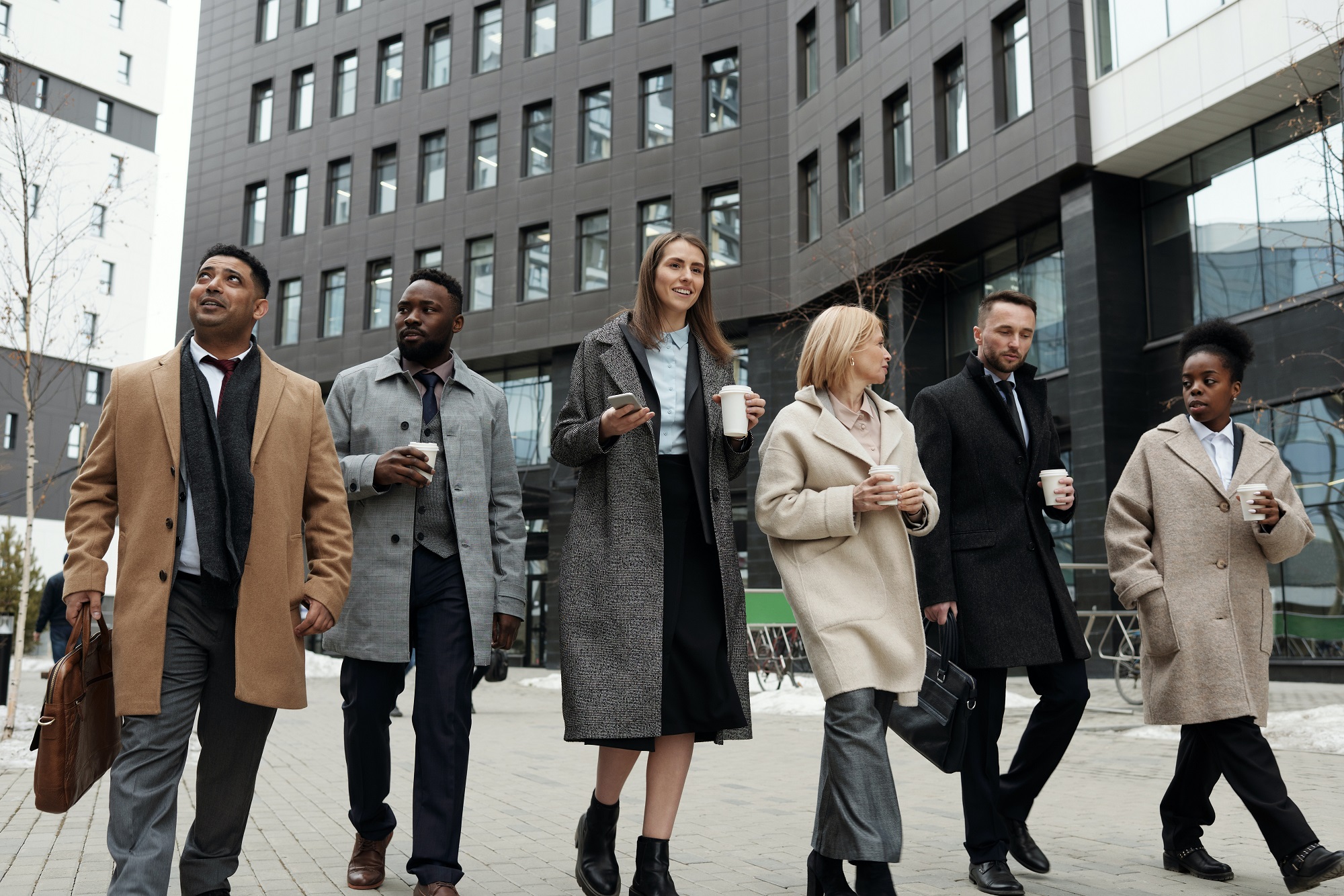 Foto van collega's op straat met koffie