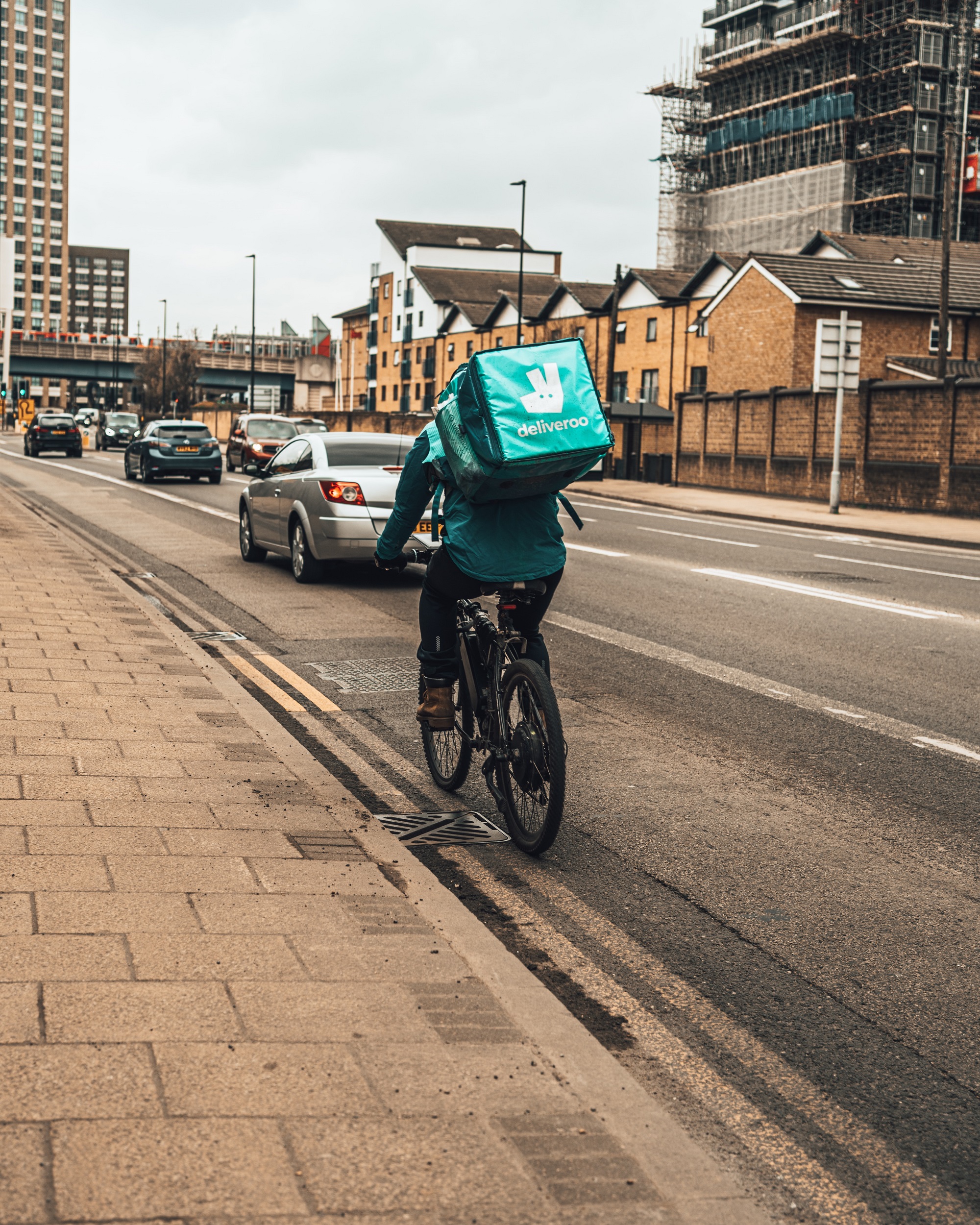 Foto van deliveroo bezorger