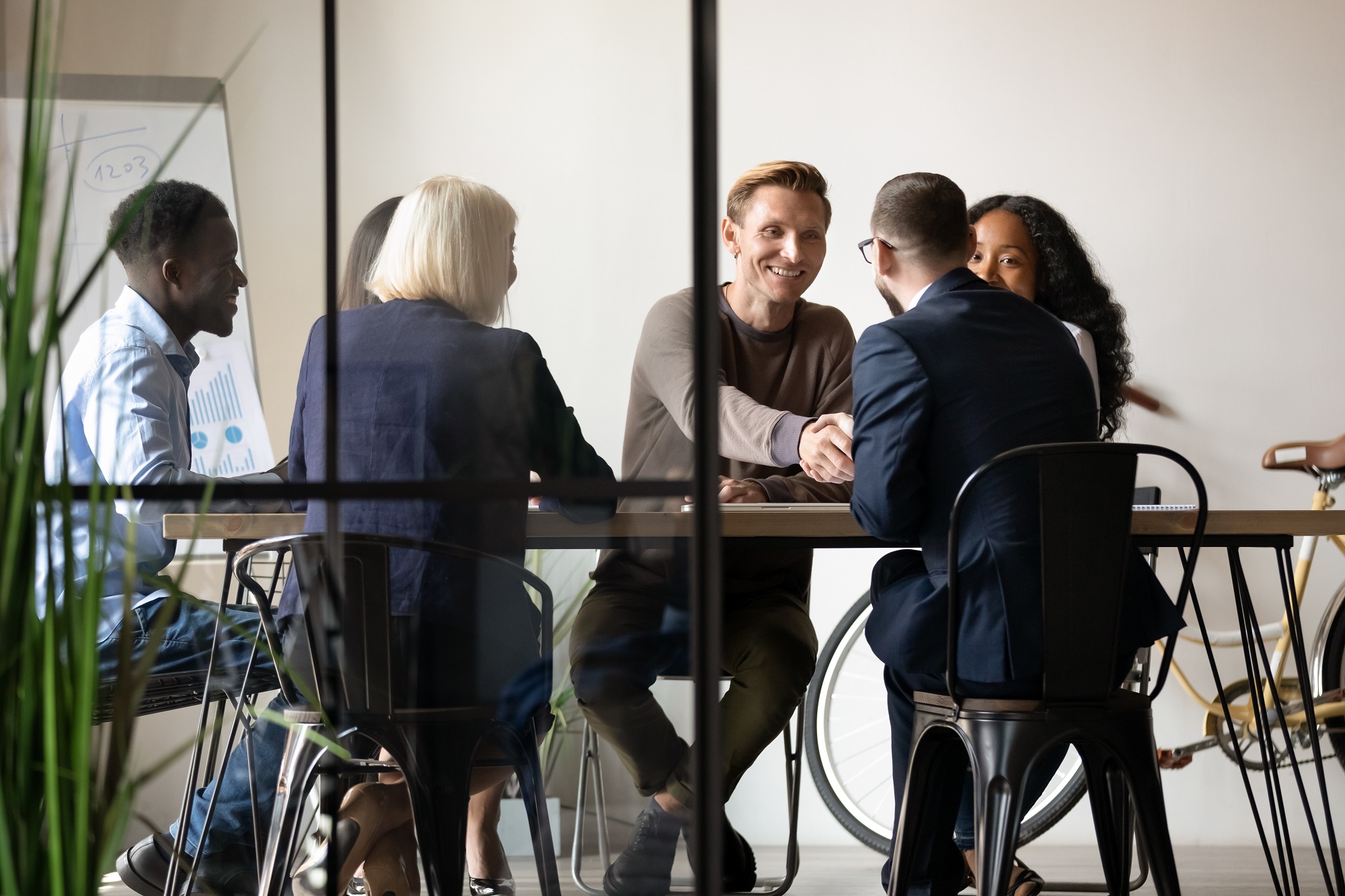 Foto van groep mensen aan tafel