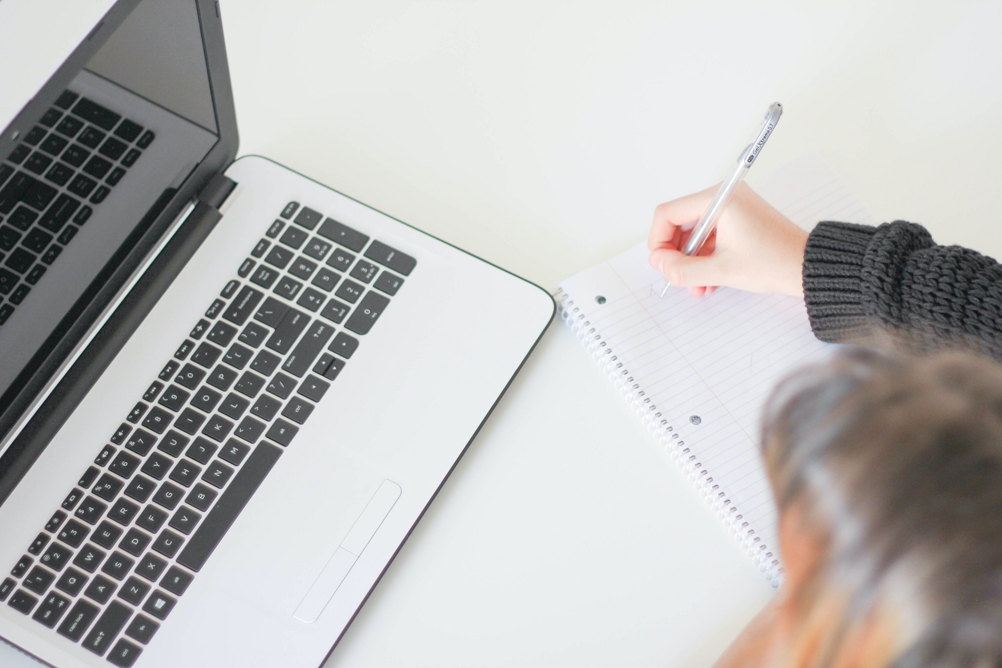 Foto van vrouw met laptop en schrift