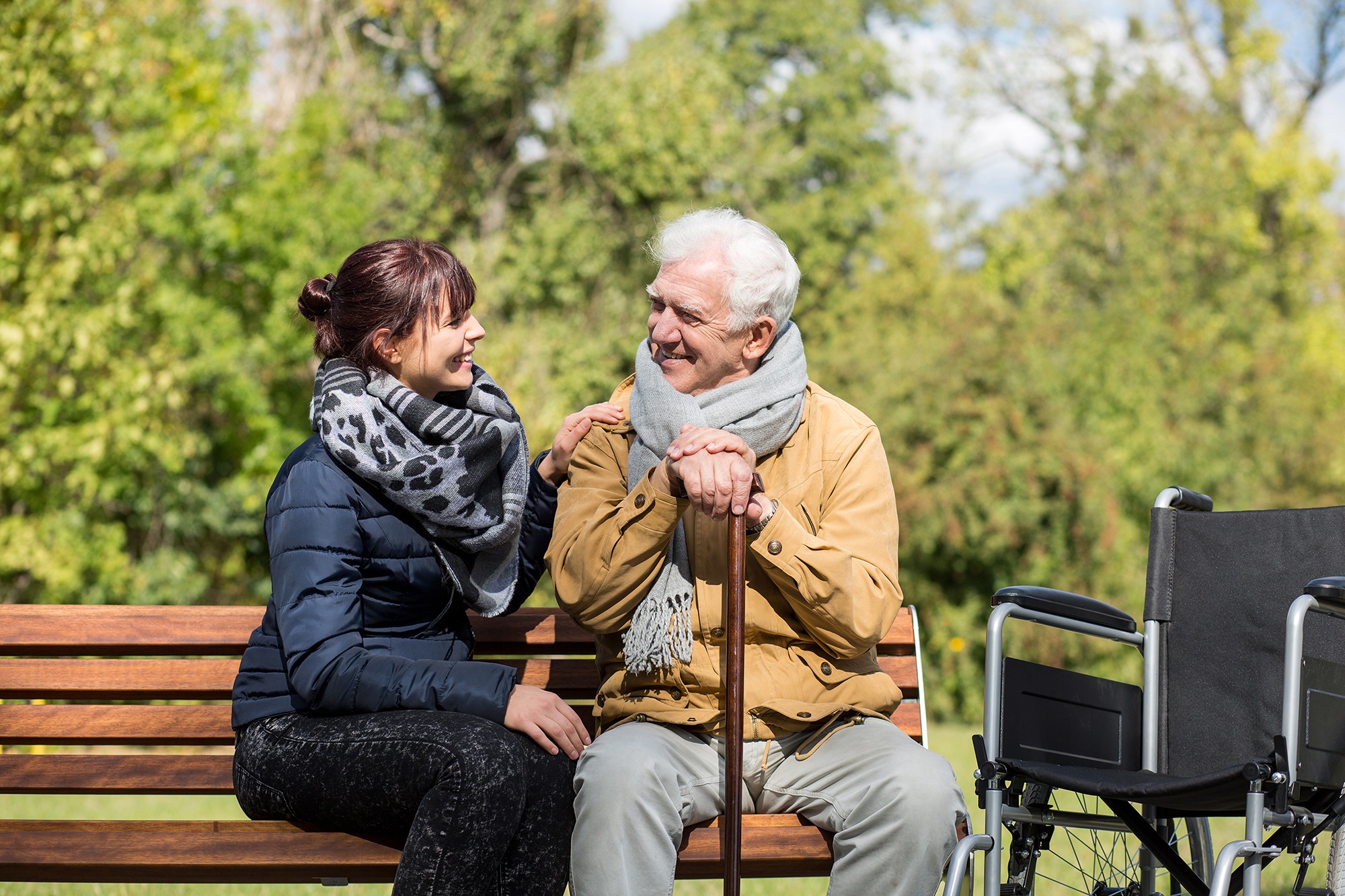 Foto van vrouw en oude man in park