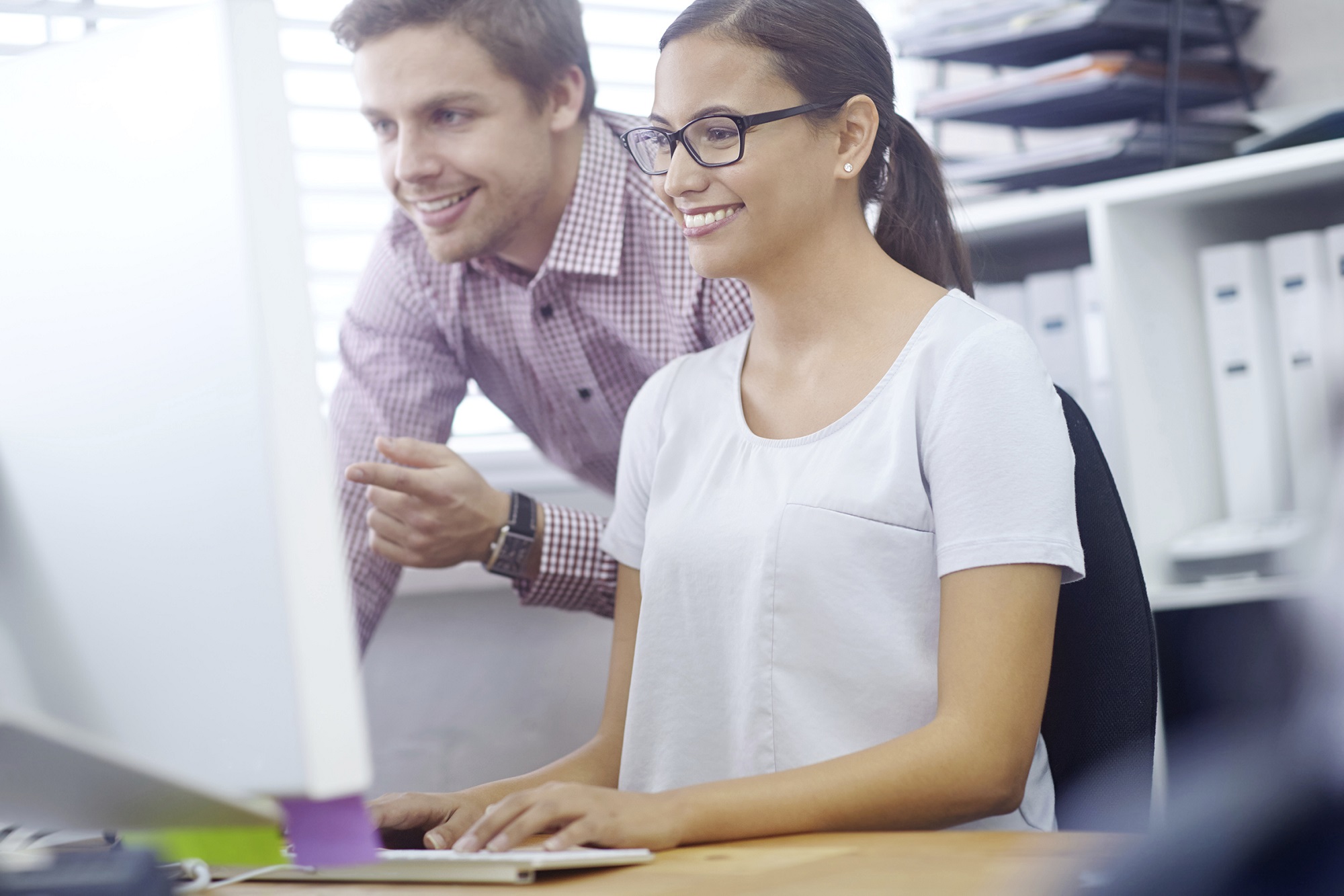 Foto van vrouw en men met computer