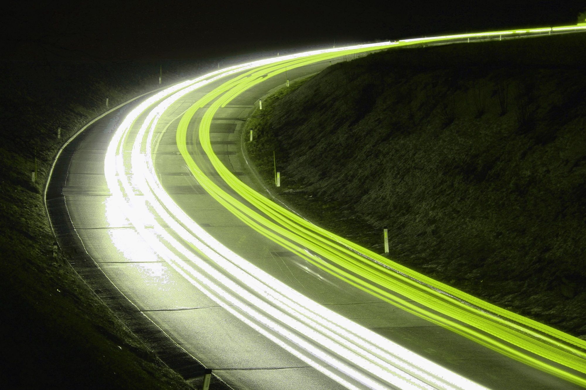 Foto van verlichte weg