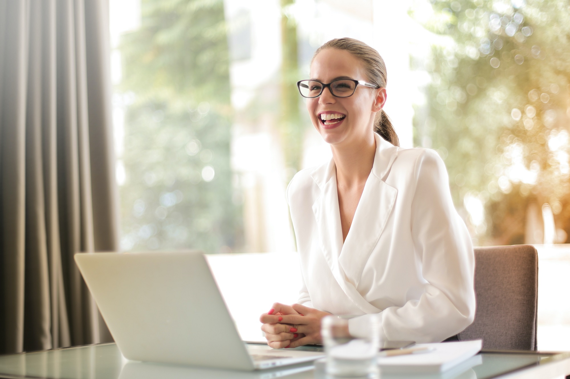 Foto van lachende vrouw met laptop