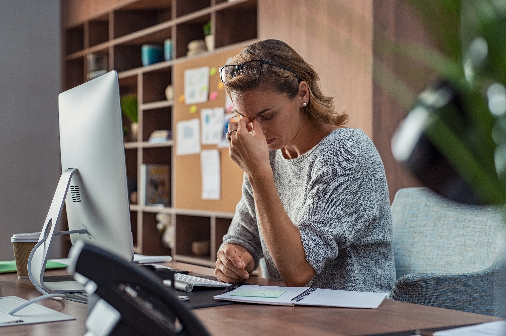 Foto van vrouw achter computer