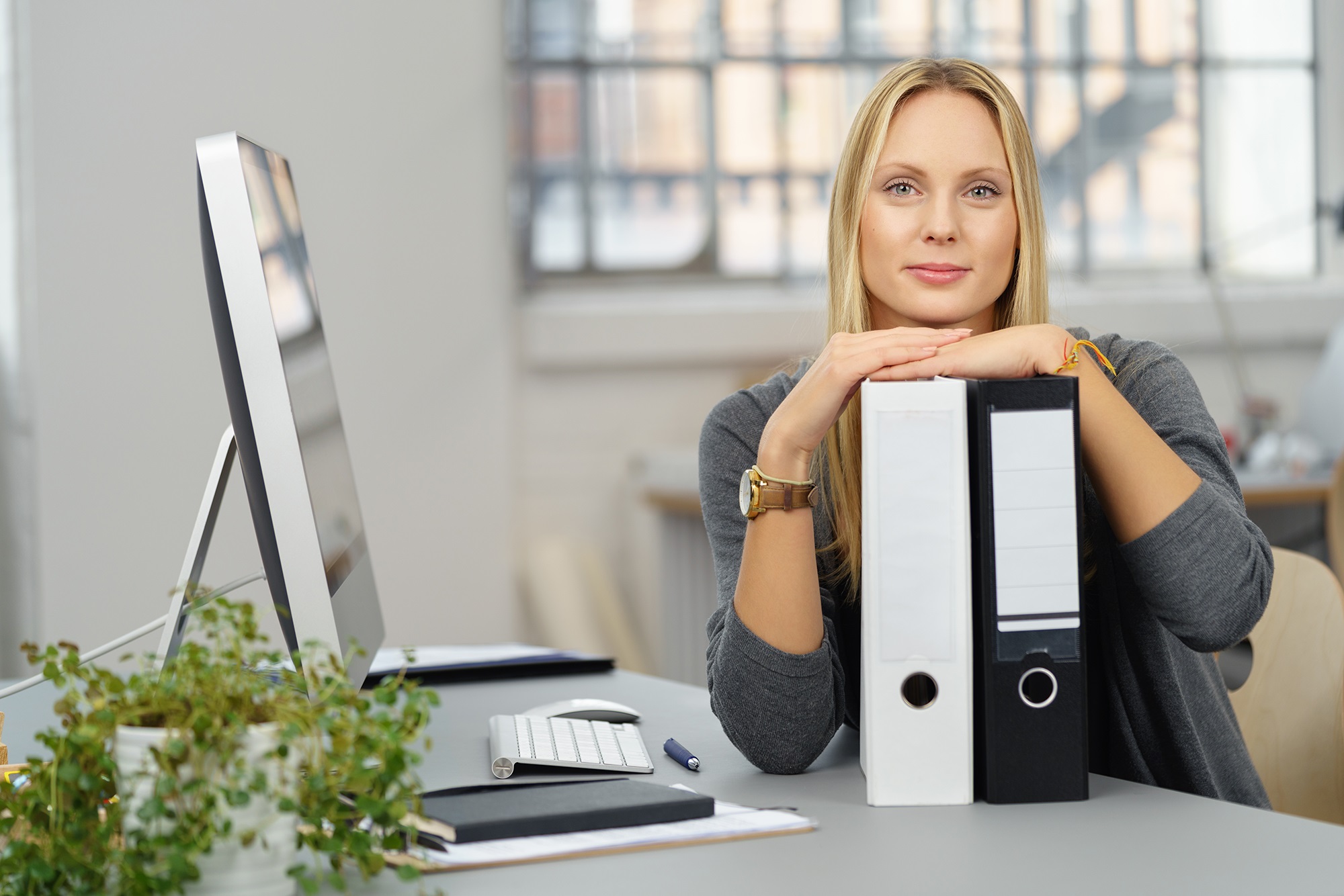 Foto van mevrouw aan bureau