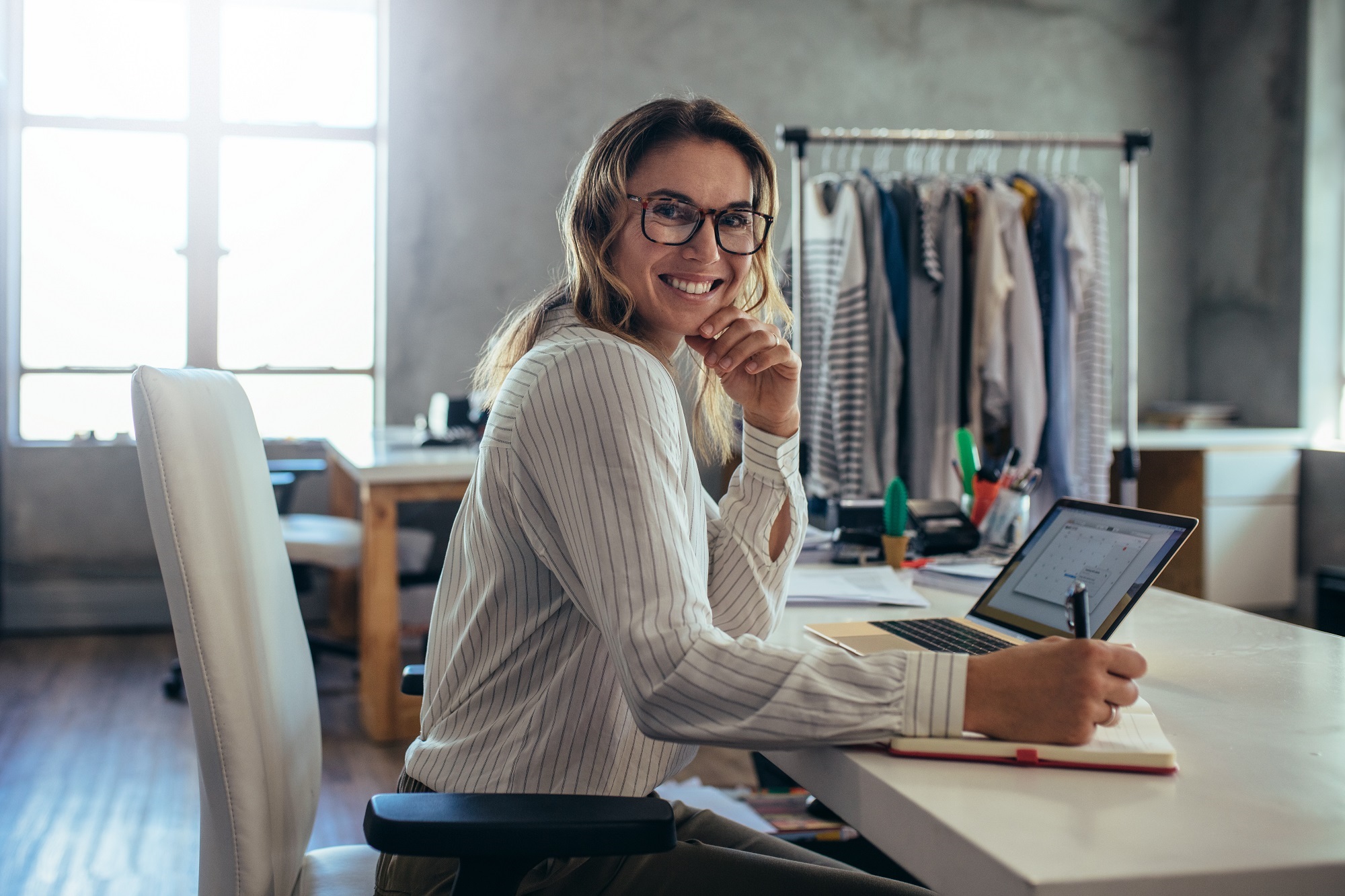 foto van vrouw aan bureau