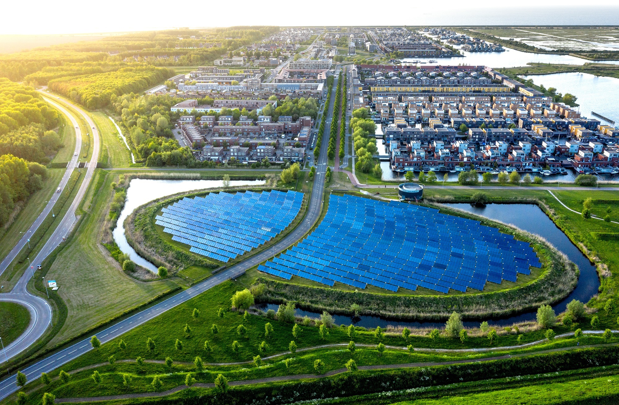 Foto van woonwijk met zonnepanelen