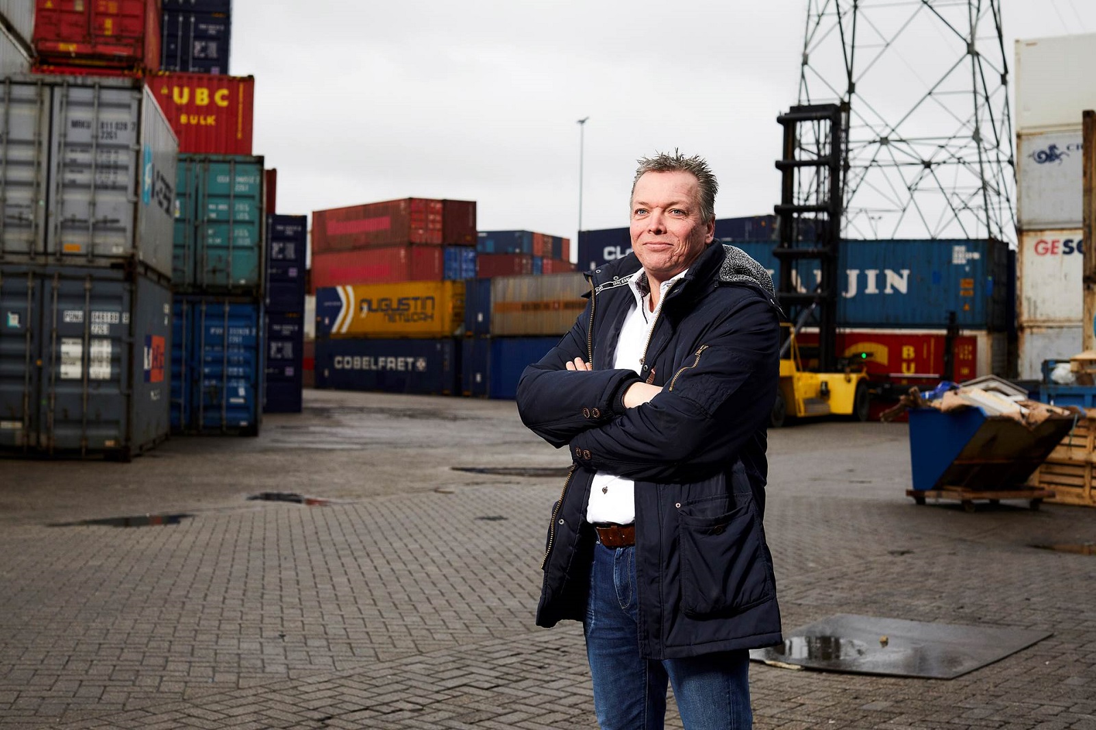 Foto van man voor containers