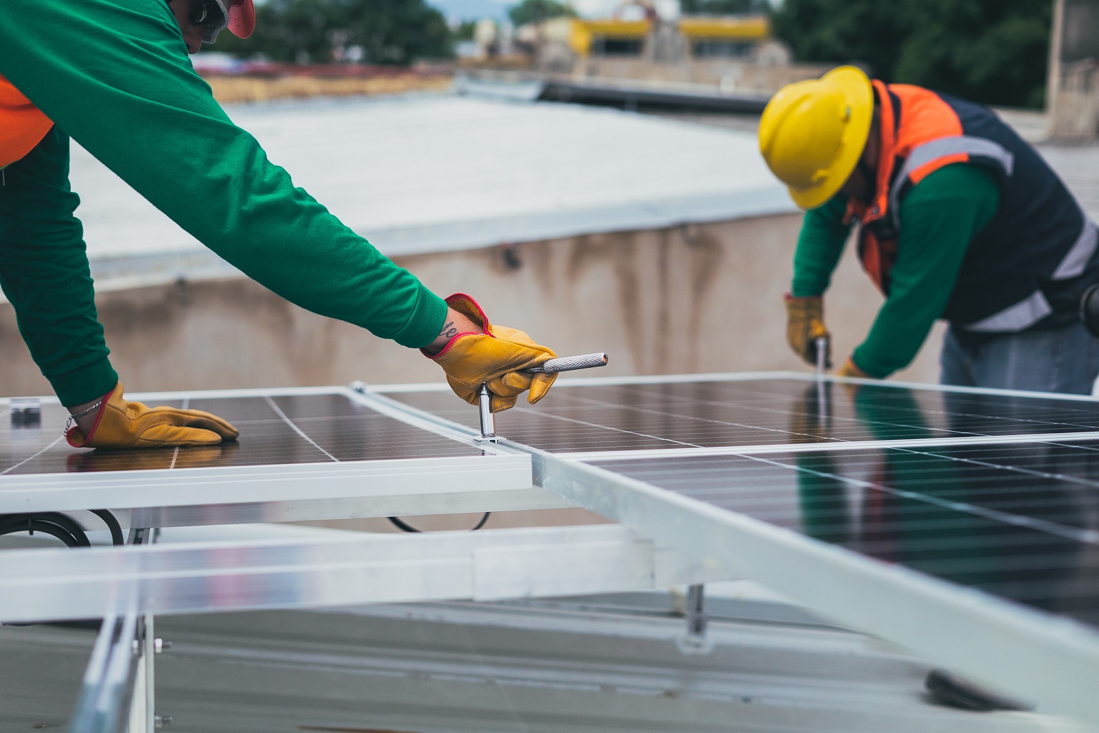 Foto van de installatie van zonnepanelen