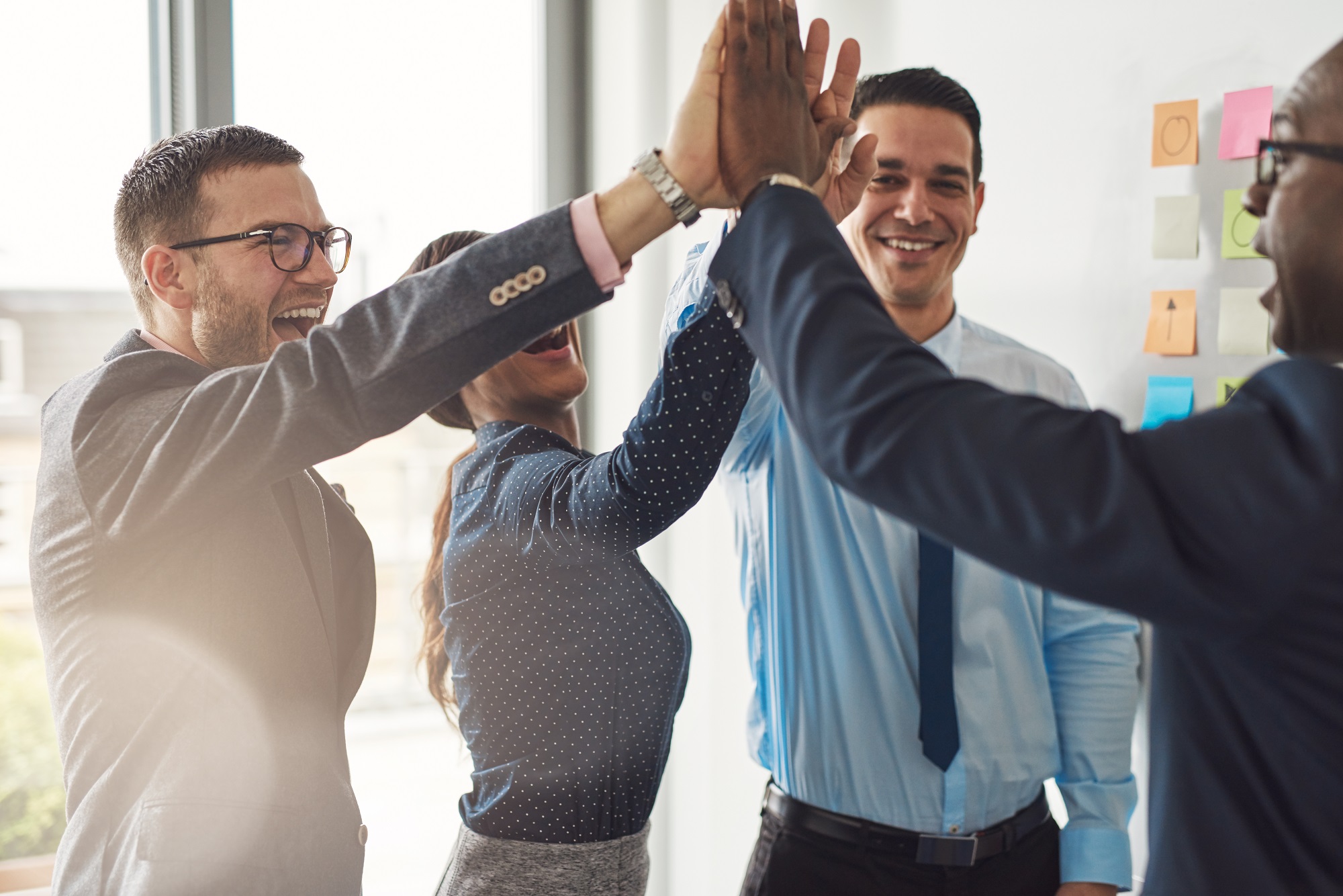 foto van zakenmensen die highfive doen